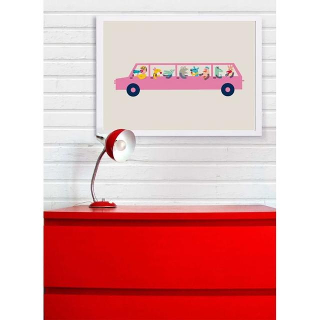 【摩達客】西班牙知名插畫家Judy Kaufmann藝術創作海報掛畫裝飾畫-粉紅汽車(附本人簽名 含木框)