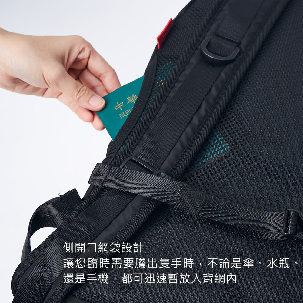 中華 側開口網袋設計 讓您臨時需要騰出隻手時,不論是傘、水瓶 還是手機,都可迅速暫放入背網內 