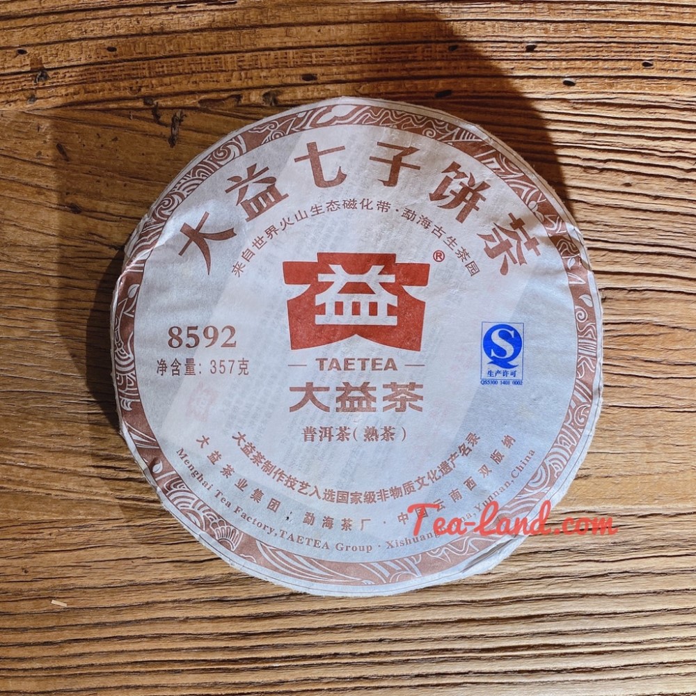 大益来自世界火山饼茶古生茶园S生产许可 1401 8592净含量:357克TAETEA大益茶普洱茶(熟茶) Yunnan, China云南西双版纳大益茶制作技艺入选国家级非物质文化遗产名录大益茶业集团;Menghai  Factory, TAETEA勐海GroupTea Xishuan