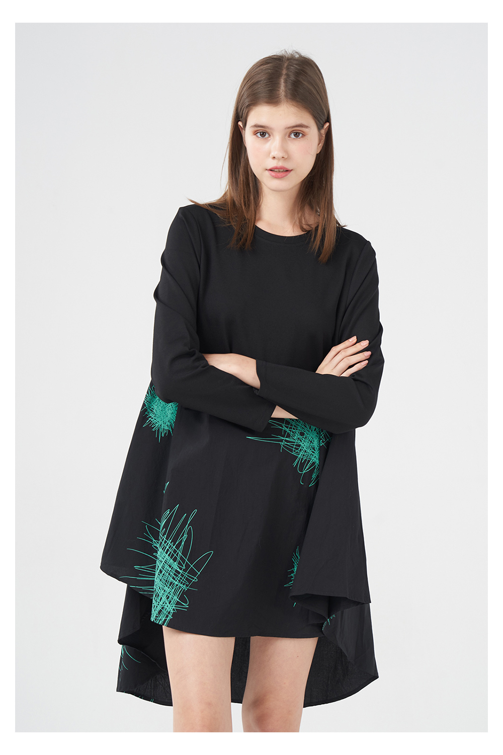 Qiruo 奇若名品 專櫃精品女裝黑色造型小傘狀短洋裝(黑底