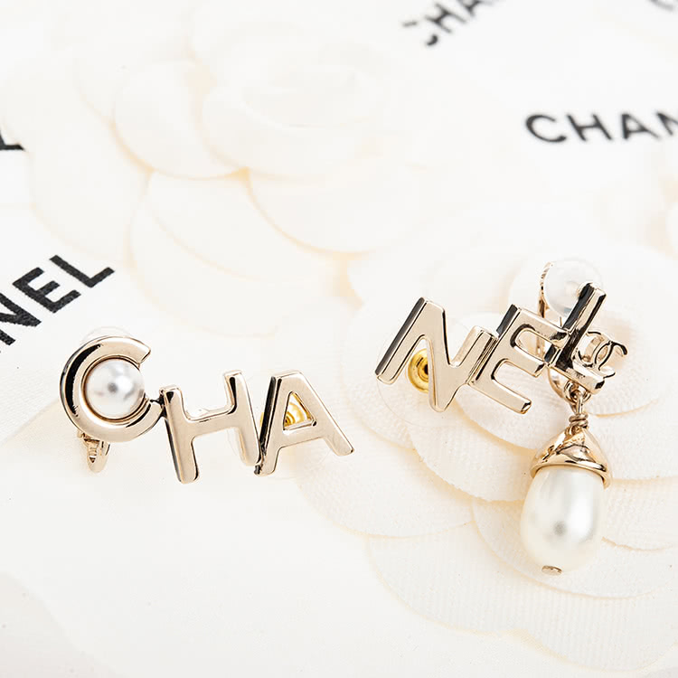 CHANEL 香奈兒 經典CHANEL不規則字體圓形仿珠造型