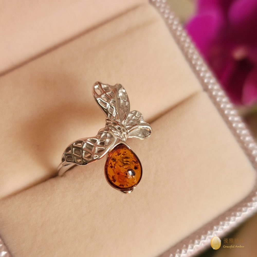 優雅琥珀 來自波蘭 干邑色琥珀 蝴蝶結飾戒指(秀氣別緻之設計