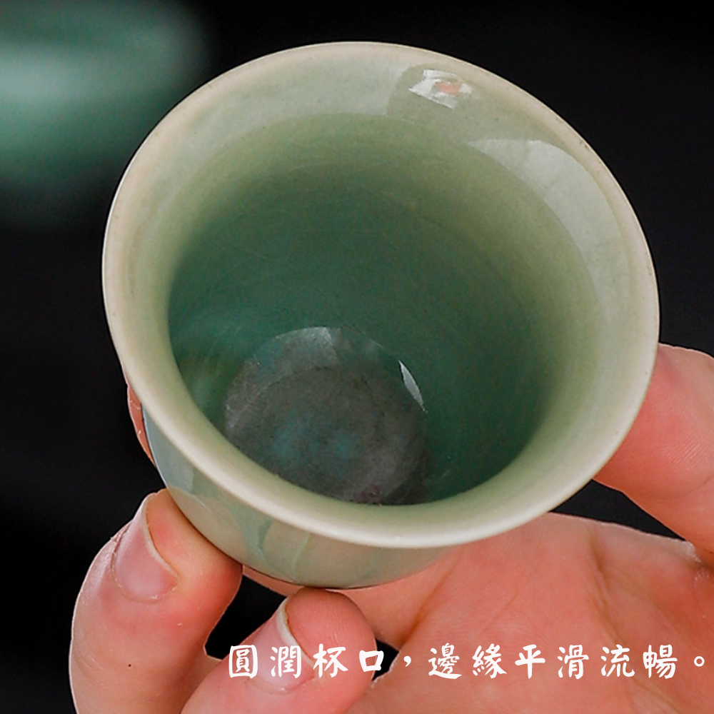 圓潤杯口,邊緣平滑流暢。 