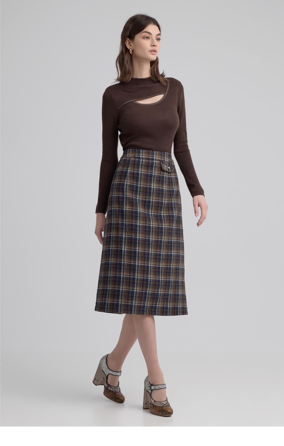 ILEY 伊蕾 交錯縷空燙鑽羊毛針織上衣(深咖；M-L；12