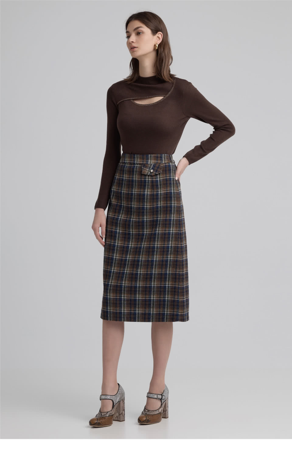 ILEY 伊蕾 交錯縷空燙鑽羊毛針織上衣(深咖；M-L；12