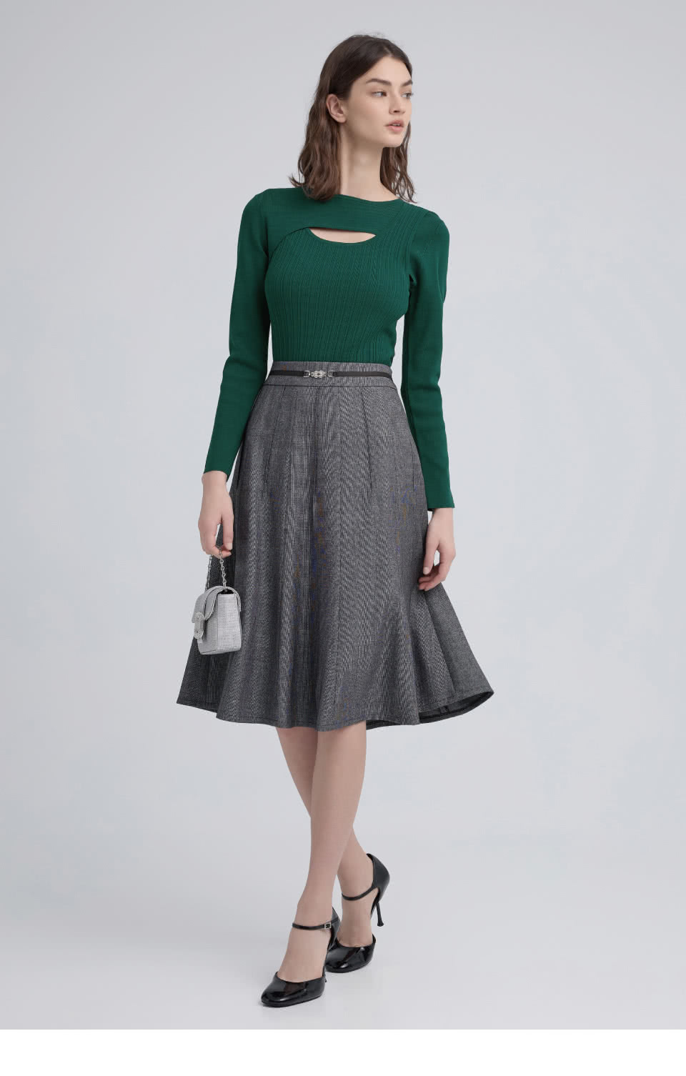 ILEY 伊蕾 交錯鏤空坑條縲縈針織上衣(兩色；M-XL；1