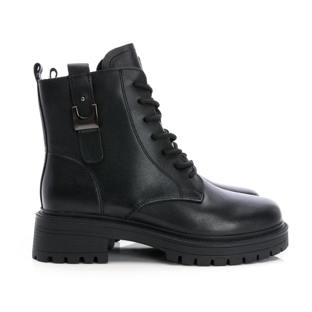 GDC 低調側釦飾牛皮綁帶帥氣中筒軍靴-黑(428609-0