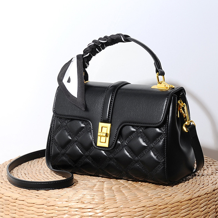 Jpqueen 菱格絲巾金屬扣凱莉風手提大容量肩背包(3色可