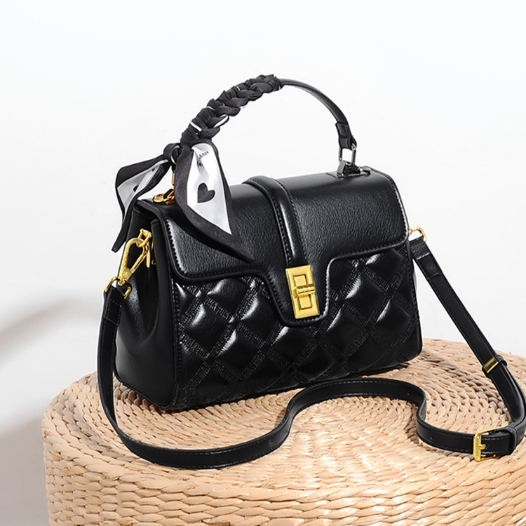 Jpqueen 菱格絲巾金屬扣凱莉風手提大容量肩背包(3色可