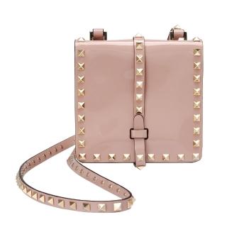 【VALENTINO】經典金色鉚釘造型飾邊小羊漆皮斜背/肩背包(粉膚FWB00597-ANNE03-W23)