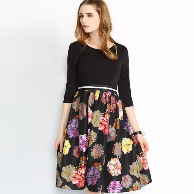 【a la mode 艾拉摩兒】黑色七分袖花朵印花中裙洋裝連衣裙(S-XL)物超所值