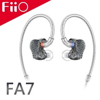 FiiO FA7是一款高階有線入耳式動鐵耳機，採用三單體驅動系統（CI-22955動鐵×1、ED-29689動鐵×1、SWFK-31736定製雙複合動鐵×1），提供精準細膩的音質表現。阻抗僅23Ω，靈敏度110dB/mW，頻率範圍20Hz-40kHz，適合各種音源裝置。配備單晶銅鍍銀線材、3.5mm L型插頭及MMCX可換線設計，重量單個僅5.3g，含盒534g。顏色選擇稜黑或紅藍雙色，中國原產，一年保固。完美適用通用作業系統，無麥克風，專為音樂愛好者打造的專業耳塞式耳機。