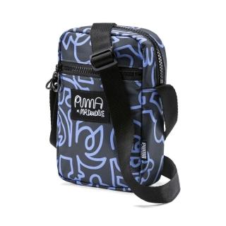 【PUMA】PUMA Mr Doodle系列側背小包 男女 側背包 黑藍色(07796601)