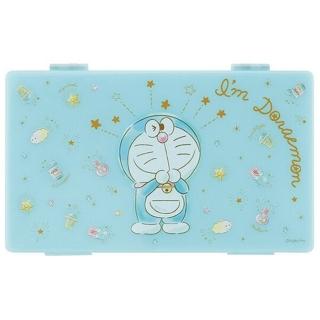 【小禮堂】哆啦A夢 攜帶型塑膠口罩盒 抗菌口罩盒 口罩夾 口罩套 Ag+ 《藍 眨眼》
