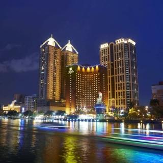 【高雄國賓大飯店】雙人1泊1食-升等豪華二中床房型(正愛河旁)