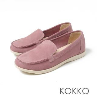 【KOKKO 集團】無負擔芝心軟墊寬楦牛麂皮平底休閒鞋(灰粉色)