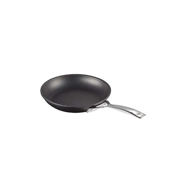【Le Creuset】琺瑯鑄鐵單柄圓煎盤23cm 雪紡粉/櫻桃紅/綠光森林 3色選1+TNS單柄平煎鍋20cm(贈V油刷-櫻桃紅)