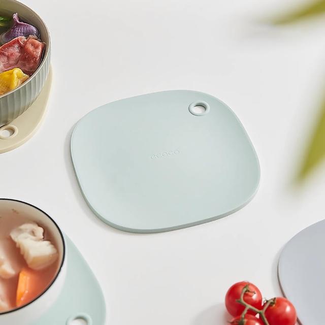 【ecoco】4入 莫蘭迪矽膠隔熱墊 平滑易清洗 食品級安全防燙耐熱 防水止滑墊 掛式廚房鍋墊杯墊餐墊