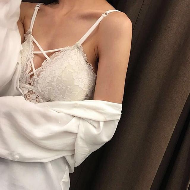 【D.studio】韓版薄款蕾絲交叉綁帶背心(帶胸墊免穿內衣小可愛女裝衣服 短版上衣運動背心運動上衣 V362)