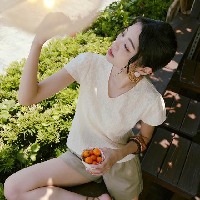 【OB 嚴選】V領小澎袖菱格壓紋上衣 《AB20363》