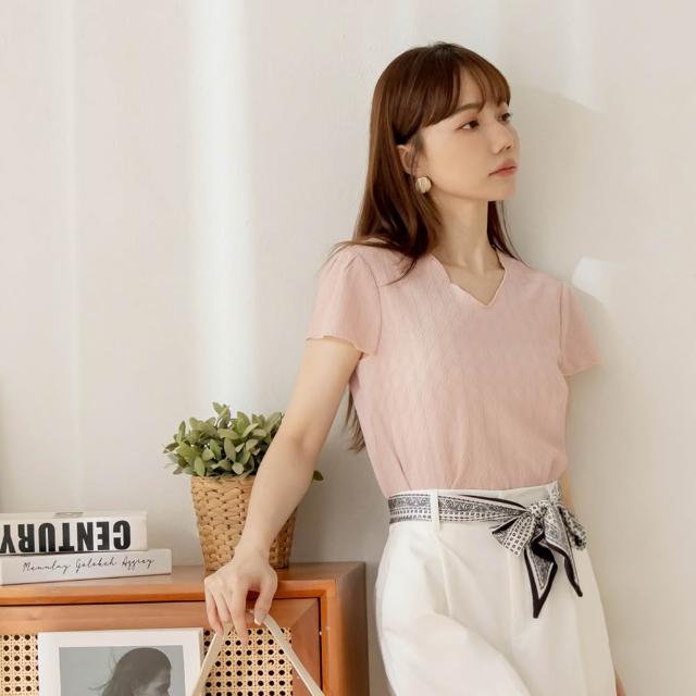 【OB 嚴選】V領小澎袖菱格壓紋上衣 《AB20363》