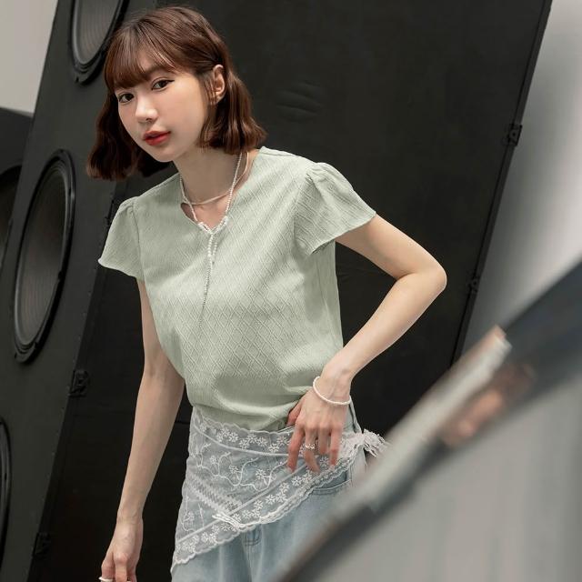 【OB 嚴選】V領小澎袖菱格壓紋上衣 《AB20363》