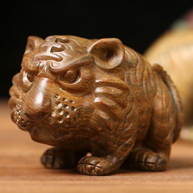 【LEESA】綠檀木工藝品\招財老虎擺件\家居擺飾\桌面裝飾\原木工藝品\檀木擺設\擺件\裝飾品\老虎木雕\