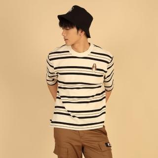 【Hush Puppies】男裝 上衣 條紋緹花刺繡狗五分袖上衣 (淺卡其 / 63110205)