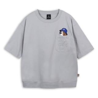 【Hush Puppies】男裝 T恤 口袋漁夫帽狗刺繡寬版T恤 (淺灰 / 64111103)